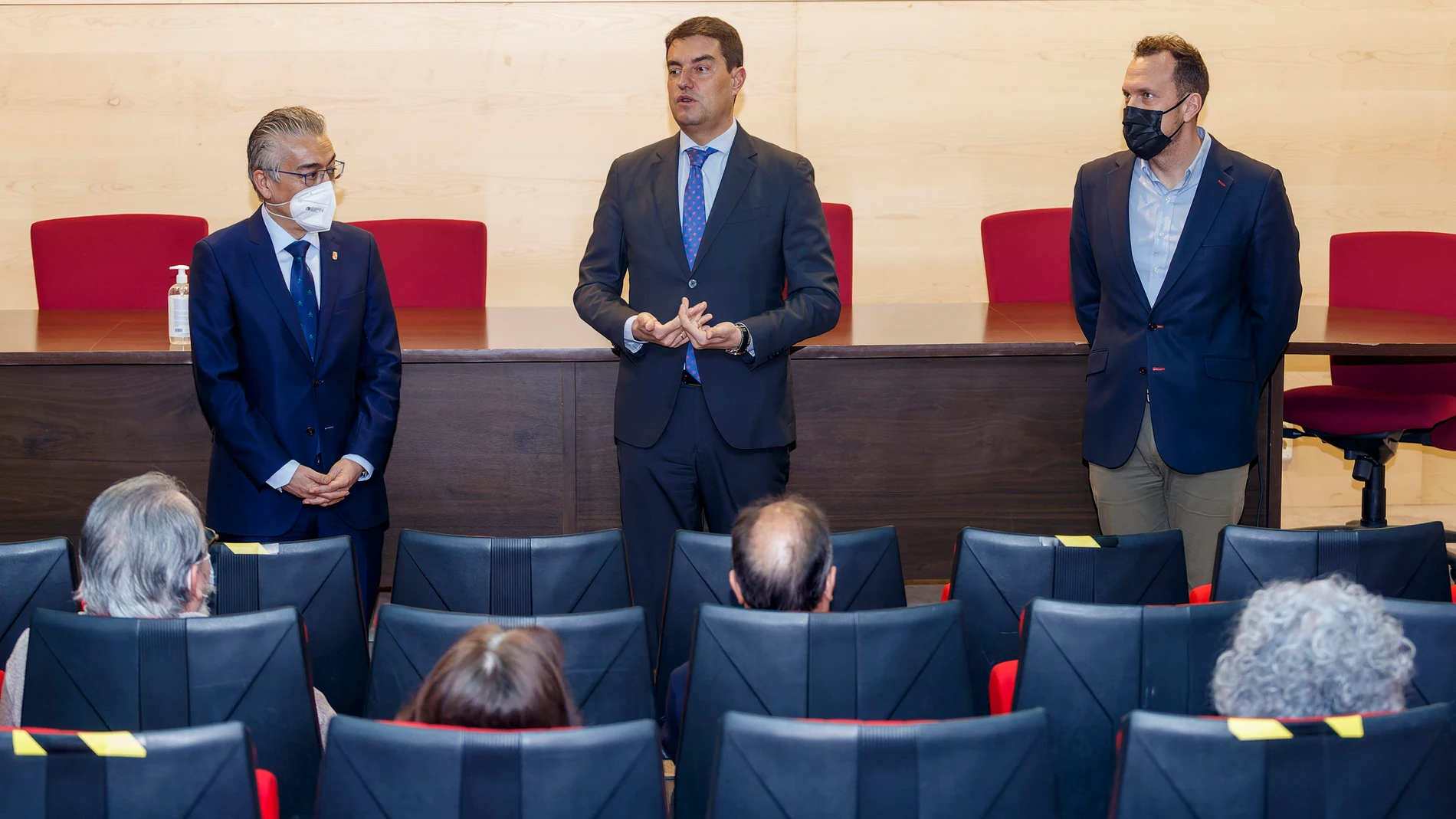 El consejero de la Presidencia en funciones, Ángel Ibáñez, mantiene una reunión con funcionarios de la Junta de Castilla y León de Burgos