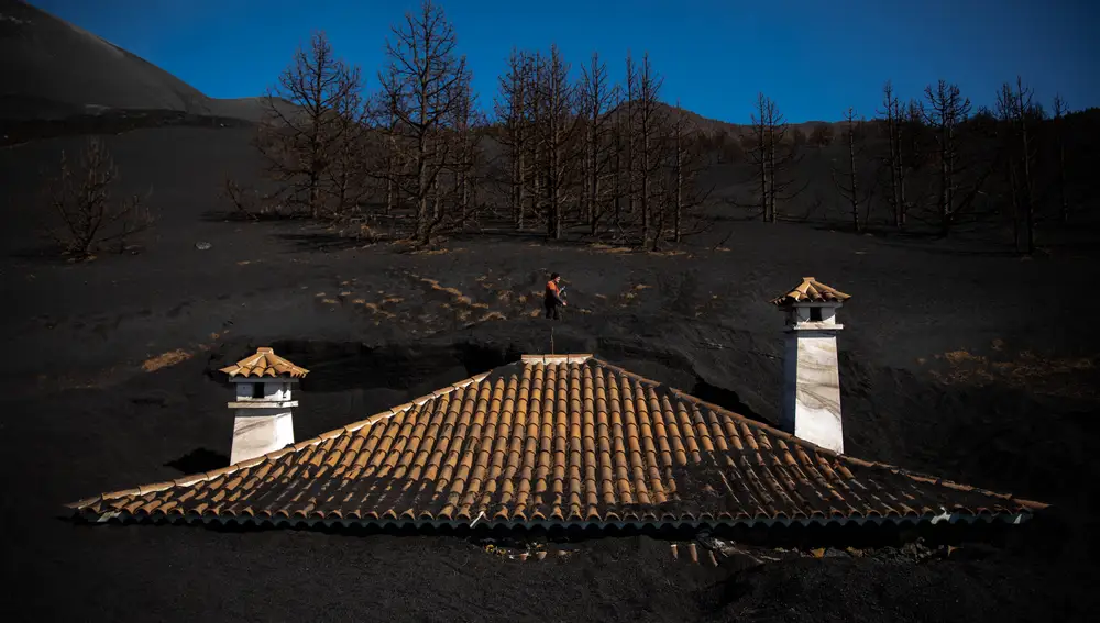 Vicente Leal pasea sobre el tejado de su casa