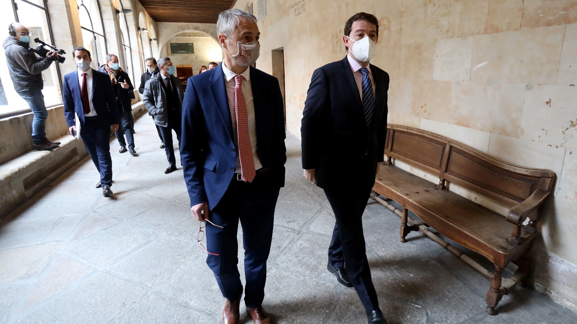 El presidente de la Junta de Castilla y León en funciones, Alfonso Fernández Mañueco, inaugura las jornadas de "Nuevo Periodismo", junto al rector de la Universidad de Salamanca (USAL), Ricardo Rivero