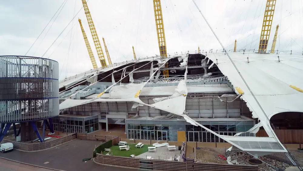 18 de febrero de 2022, Reino Unido, Londres: El techo del O2 Arena en el sureste de Londres se ve dañado por la tormenta Eunice.