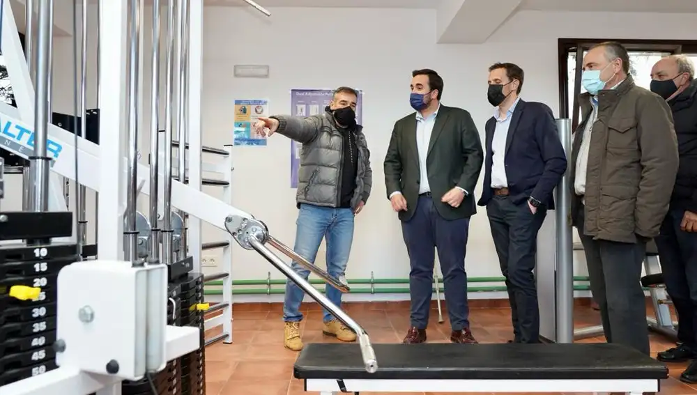 Conrado Íscar visita el nuevo centro deportivo de Villalón de Campos