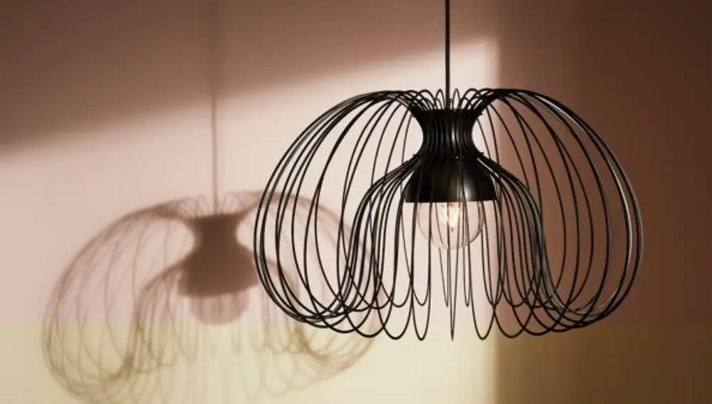 El juego de sombras de esta lámpara es una de las curiosidades de la nueva colección de Ikea