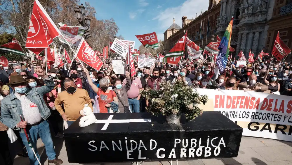Detalle de un ataúd de los manifestantes de los pueblos de la provincia de Sevilla durante manifestación. Carlos Márquez / Europa Press