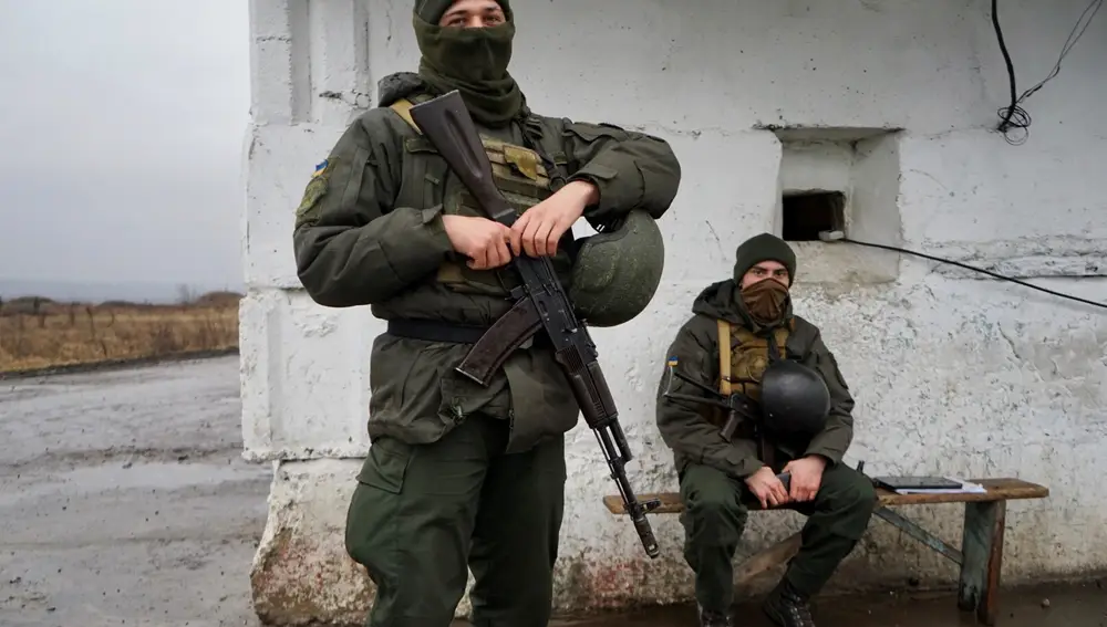 Soldados ucranianos en un puesto de control en Lugansk.