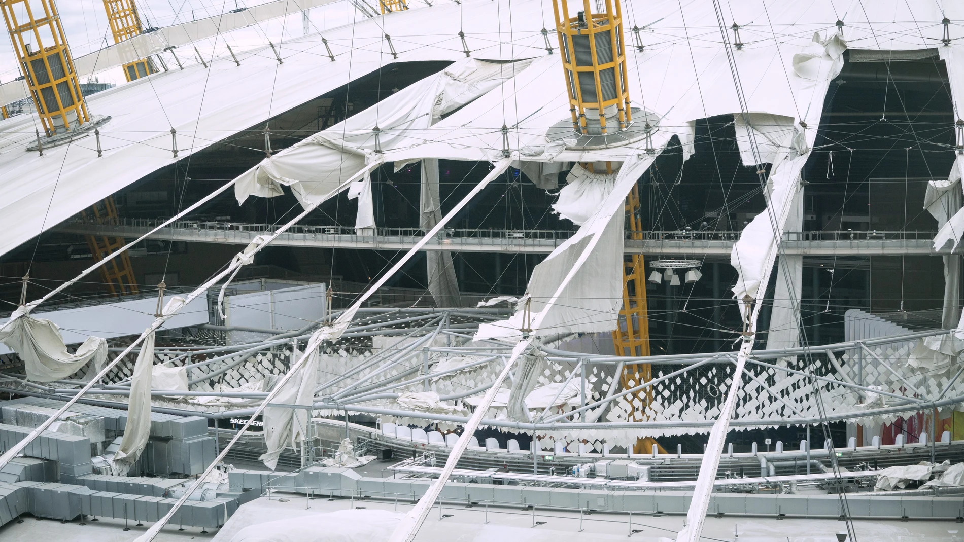 Daños en el techo del O2 Arena en el sureste de Londres causados por la tormenta Eunice.