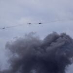 El humo de aviones militares que lanzan bombas durante maniobras en Bielorrusia en foto de archivo