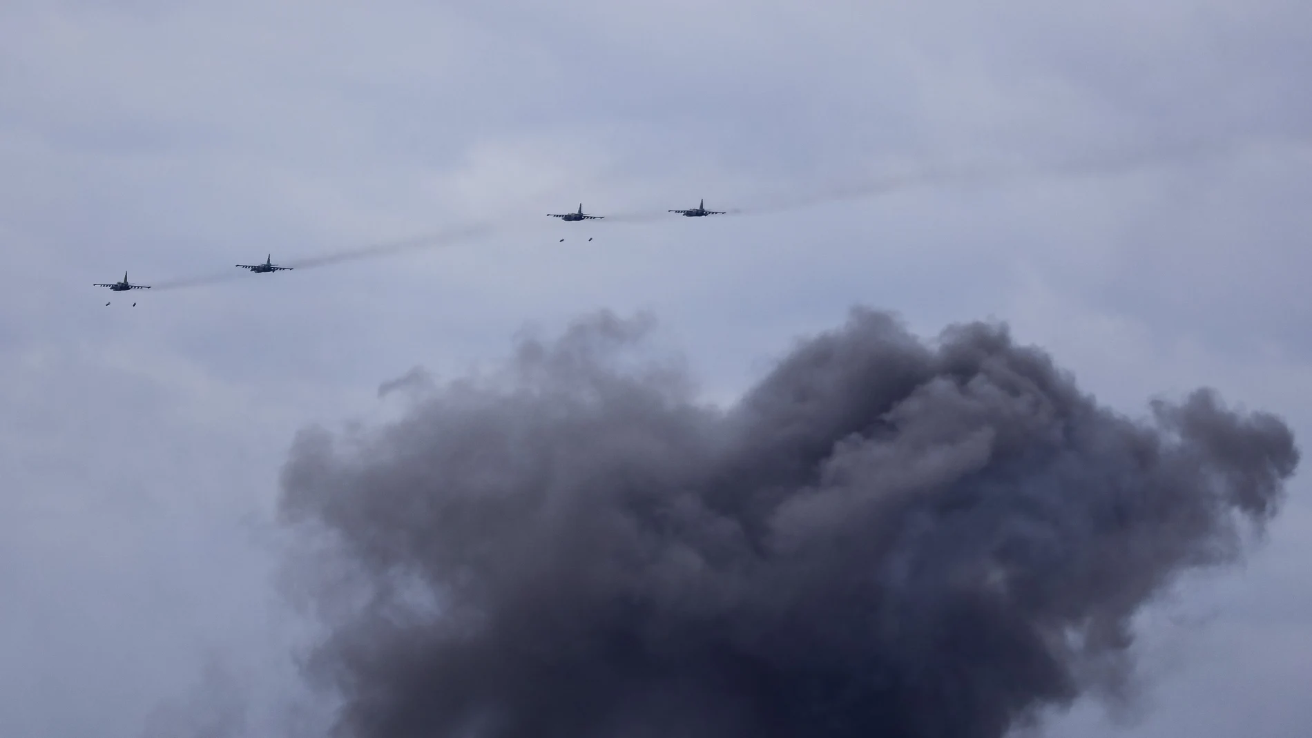 El humo de aviones militares que lanzan bombas durante maniobras en Bielorrusia en foto de archivo