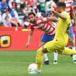 El delantero neerlandés del Villarreal, Arnaut Danjuma consigue de penalti el tercer gol de su equipo ante el Granada. EFE/ Miguel Ángel Molina