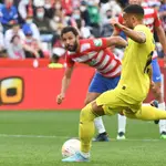 El delantero neerlandés del Villarreal, Arnaut Danjuma consigue de penalti el tercer gol de su equipo ante el Granada. EFE/ Miguel Ángel Molina