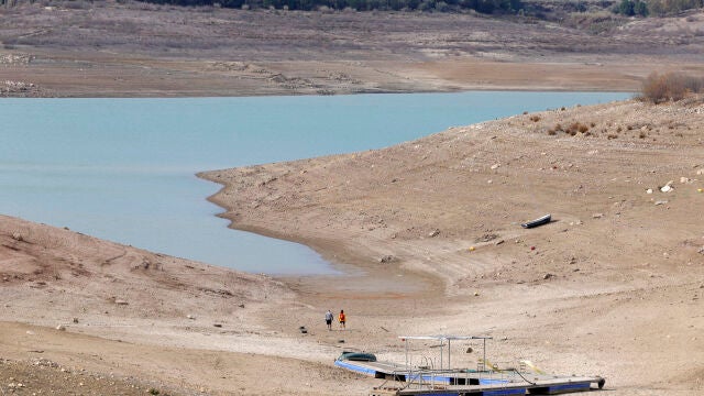 El embalse de La Viñuela, ubicado en La Axarquía, se encuentra al 15% de su capacidad total a causa de la sequía. Álex Zea / Europa Press
