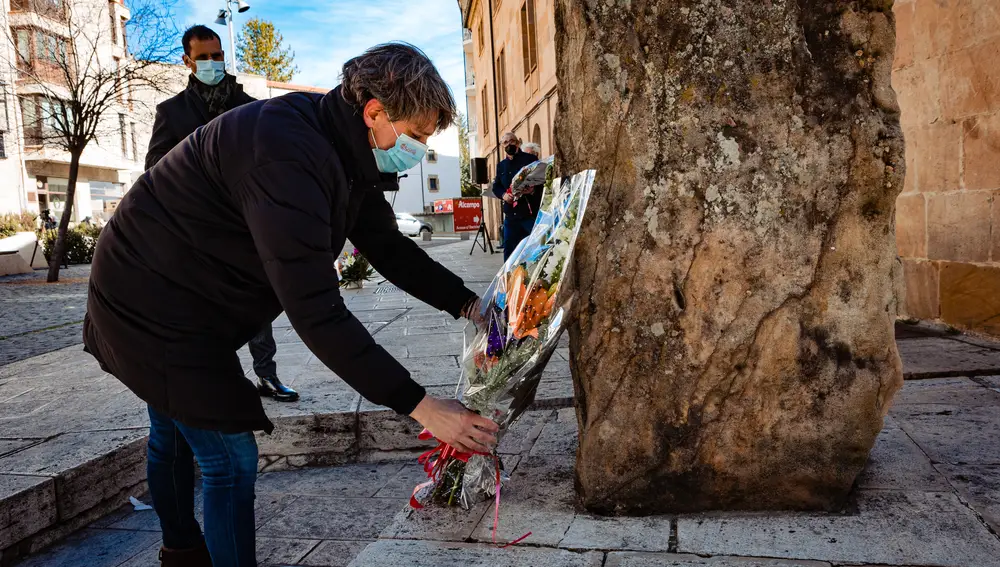El alcalde de Soria, Carlos Martínez, coloca un ramo de flores en el homenaje a Antonio Machado