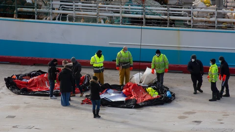 Autoridades inspeccionan las dos balsas salvavidas a su llegada al Puerto de San Juan de Terranova. PAUL DALY / Europa Press