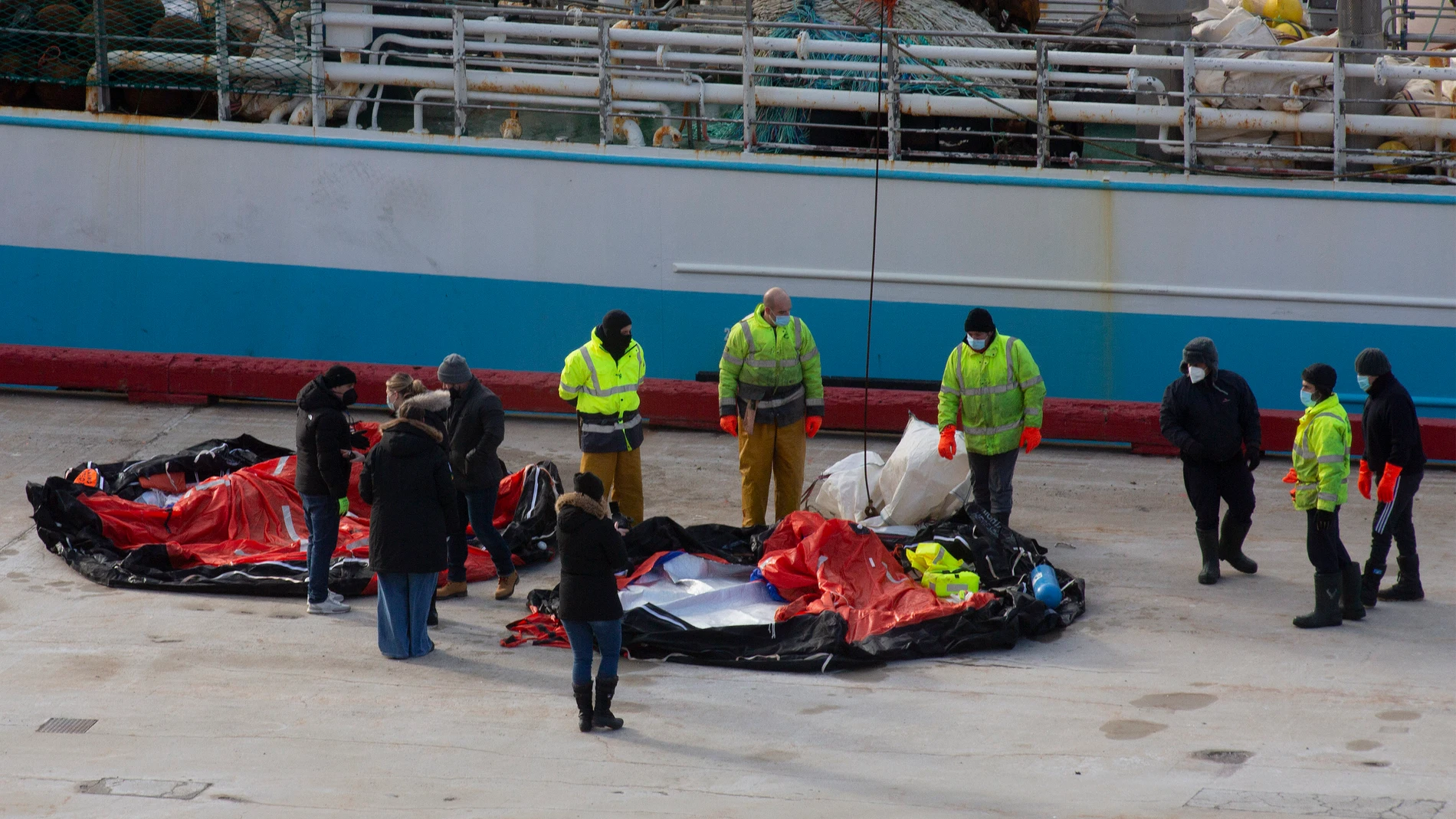 Autoridades inspeccionan las dos balsas salvavidas a su llegada al Puerto de San Juan de Terranova. PAUL DALY / Europa Press
