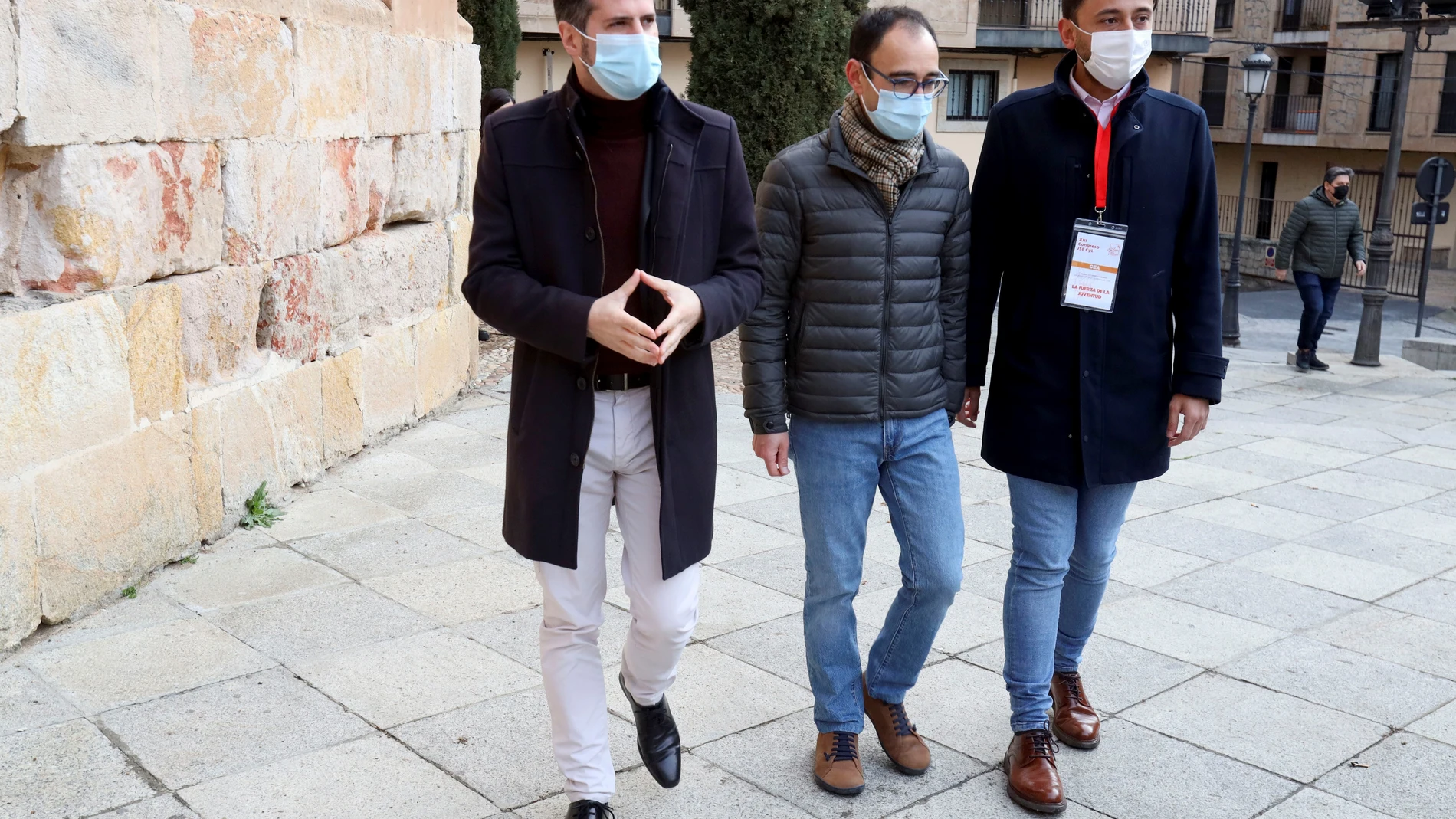 El secretario general del PSOE de Castilla y León, Luis Tudanca (i) a su llegada a la inauguración este sábado del XIV Congreso de Juventudes Socialistas de Castilla y León que se celebra en Salamanca