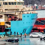El barco canadiense «Nexus» a su llegada ayer al puerto con dos de los cadáveres