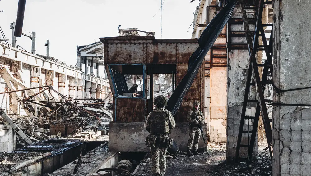 Dos soldados, del ejército ucraniano, caminan por un Las autoridades de las autoproclamadas repúblicas de Donetsk y Lugansk han anunciado el estado de movilización general que impone la activación de todos los reservistas y la transformación de la economía con vistas a un conflicto armado. La tensión de los últimos meses por la acumulación de tropas rusas en la frontera con Ucrania, sumado a la consiguiente intensificación de las operaciones de la OTAN han acabado por desbordar de nuevo el conflicto en el este del país, que enfrenta a las autoridades de Kiev con estas dos zonas separatistas, afines a Rusia. 20 FEBRERO 2022;UCRANIA;MOVILIZACIÓN;REACTIVACIÓN;REPÚBLICAS;TENSIÓN Diego Herrera / Europa Press 19/02/2022