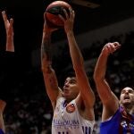 El base griego del Barcelona, Nick Calathes (d), defiende al alero argentino del Real Madrid, Gabriel Deck (c), en la final de la Copa del Rey