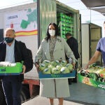La consejera de Empresa, Empleo, Universidades y Portavocía, Valle Miguélez, recibe en Dubái, junto al responsable de la empresa Agromark, los vegetales frescos de la Región de Murcia.