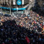 Manifestación de apoyo a Ayuso en la sede del PP en la calle Génova.