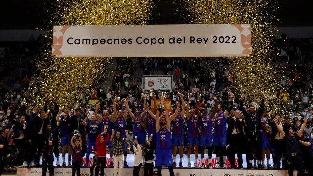 Los jugadores del Barça celebran la consecución del título de la Copa del Rey tras su victoria ante el Real Madrid en la final
