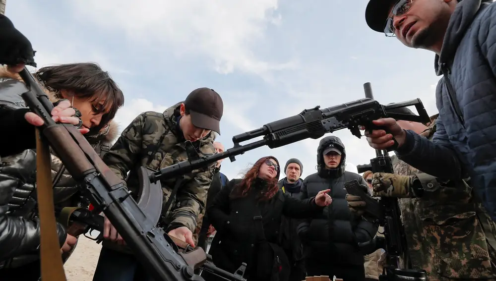 -FOTODELDÍA- Kiev (Ucrania), 20/02/2022.- Civiles ucranianos reciben instrucciones para el uso de armas durante unos ejercicios de entrenamiento militar para civiles, hoy en Kiev.- EFE/SERGEY DOLZHENKO