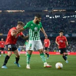 La estrella verdiblanca Nabil Fekir recibe la presión del Mallorca. AFP7