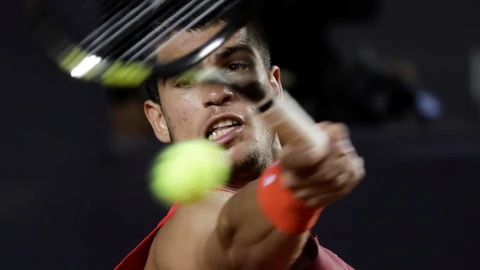 Carlos Alcaraz golpea de derecha en la final de Río ante Schwartzman