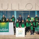 Javier Urbón, director de Relaciones Institucionales de Galletas Gullón, junto a los representantes de la Escuela de Atletismo de Aguilar