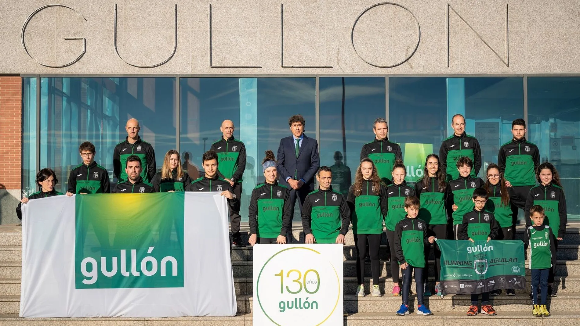Javier Urbón, director de Relaciones Institucionales de Galletas Gullón, junto a los representantes de la Escuela de Atletismo de Aguilar