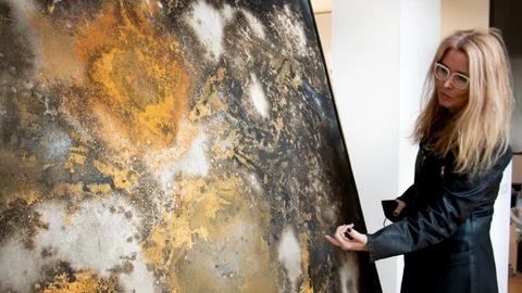 Adalina Coromines examinando su obra “Deconstrucción orgánica”