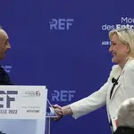 Marine Le Pen y Éric Zemmour se saludan este lunes en un acto de la patronal francesa (MEDEF)