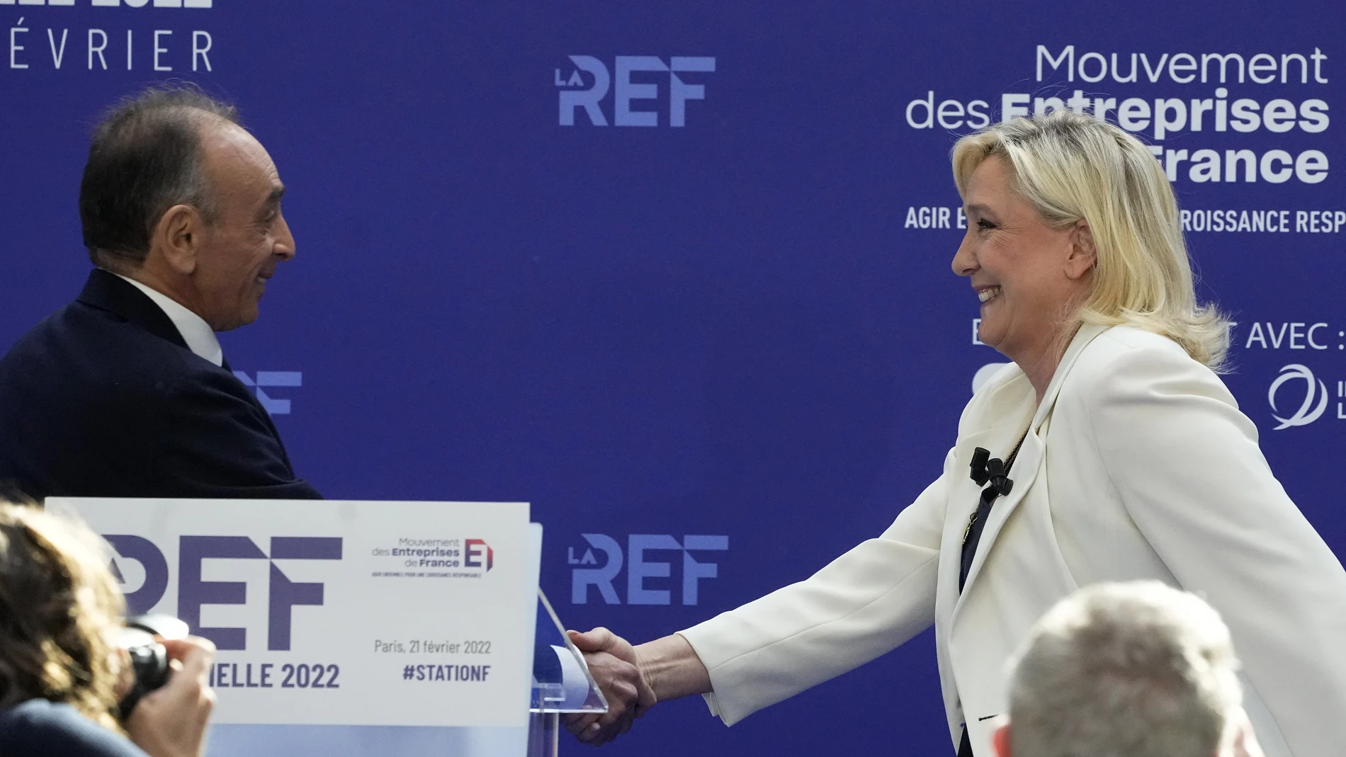 Marine Le Pen y Éric Zemmour se saludan este lunes en un acto de la patronal francesa (MEDEF)