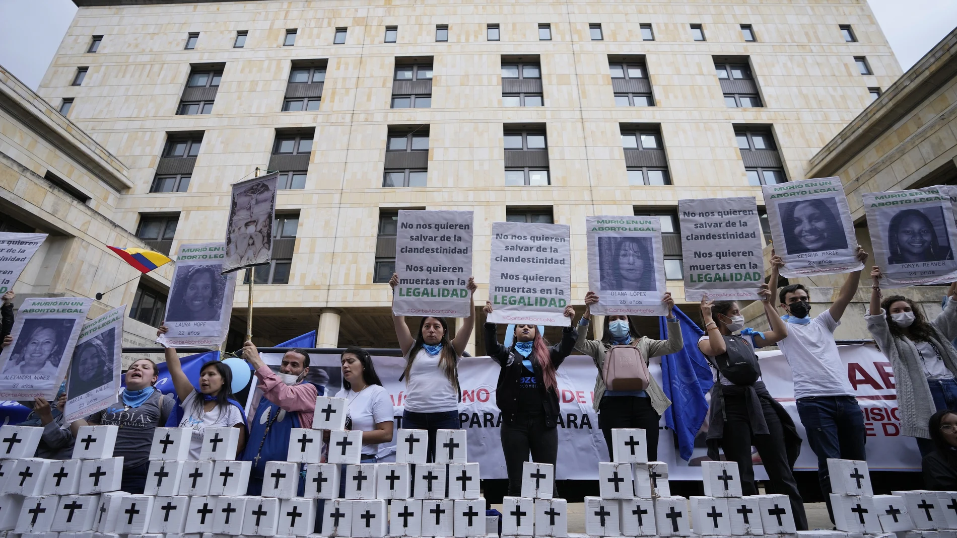 Activistas en contra del derecho al aborto protestan frente a la Corte Constitucional en Bogotá