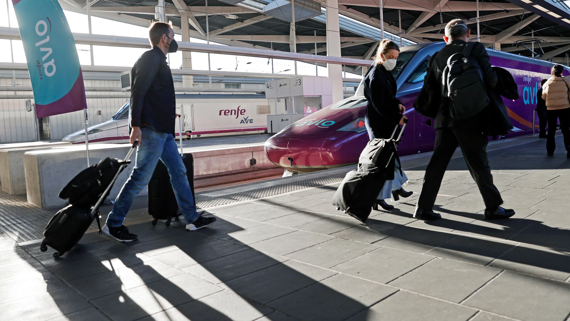 Varios pasajeros se dirigen al primer tren Avlo, el servicio de alta velocidad de bajo coste de Renfe, que inicia sus operaciones entre València y Madrid con 100.000 billetes ya vendidos