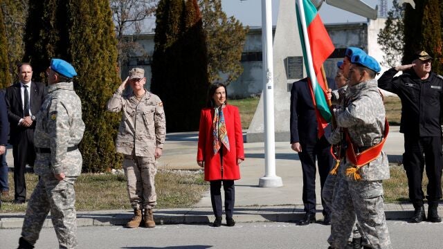 La ministra de Defensa, Margarita Robles (C), junto al jefe del Estado Mayor de la Defensa (JEMAD), Teodoro López Calderón (2i) visitan el contingente español en Bulgaria