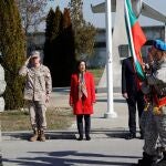 La ministra de Defensa, Margarita Robles (C), junto al jefe del Estado Mayor de la Defensa (JEMAD), Teodoro López Calderón (2i) visitan el contingente español en Bulgaria