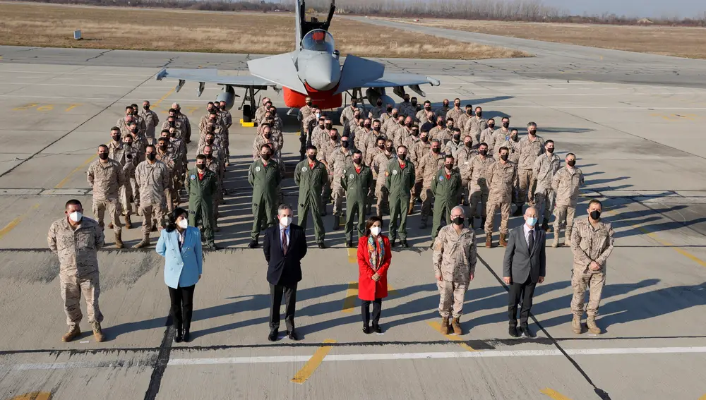 La ministra de Defensa, Margarita Robles, y la delegación de Defensa, junto al destacamento aéreo español en Bulgaria