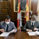 El secretario de general de Cultura, Victor Francos y el alcalde de Soria, Carlos Martínez, firman un compromiso de ejecución del Centro Nacional de Fotografía en Soria