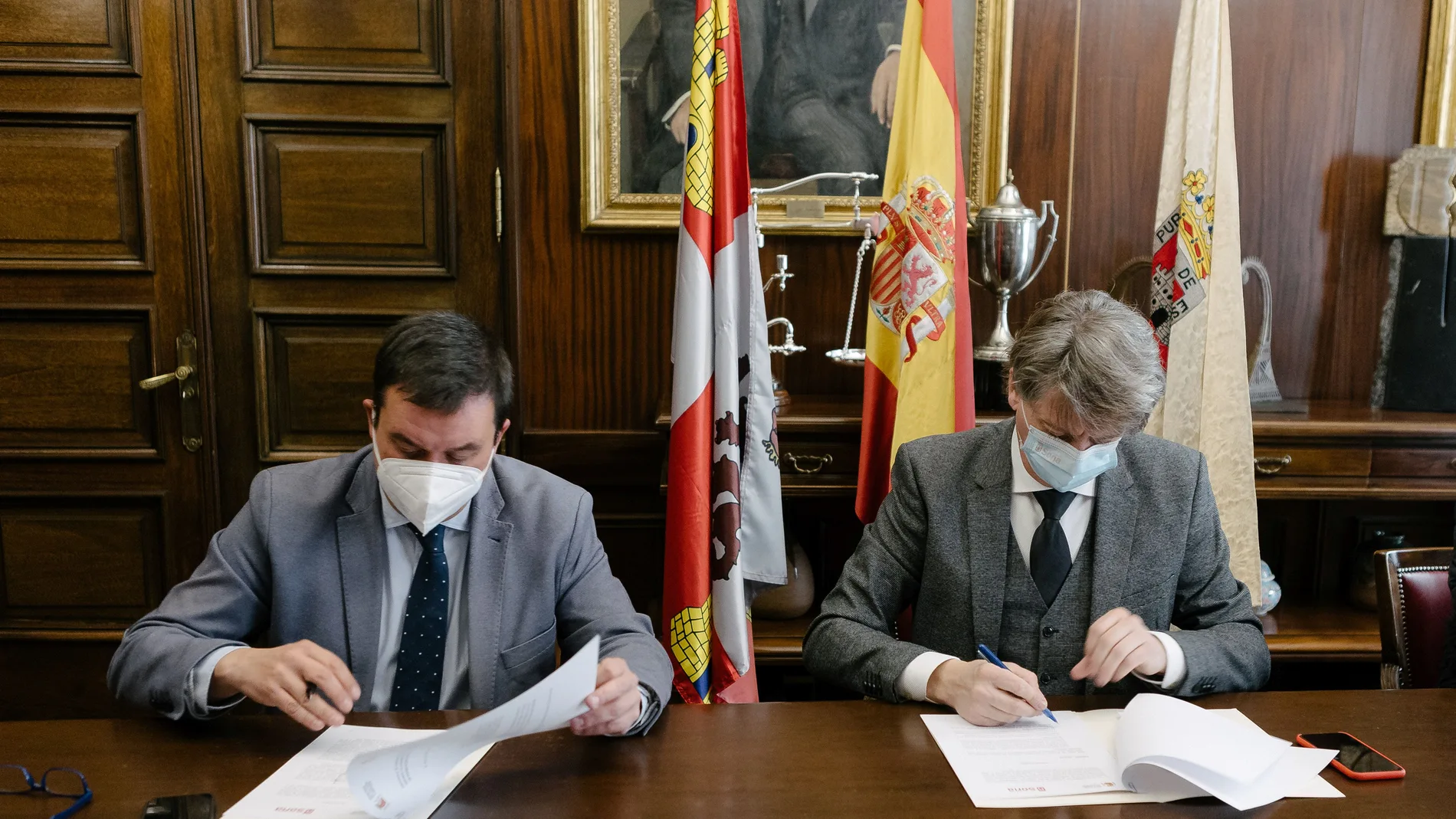 El secretario de general de Cultura, Victor Francos y el alcalde de Soria, Carlos Martínez, firman un compromiso de ejecución del Centro Nacional de Fotografía en Soria