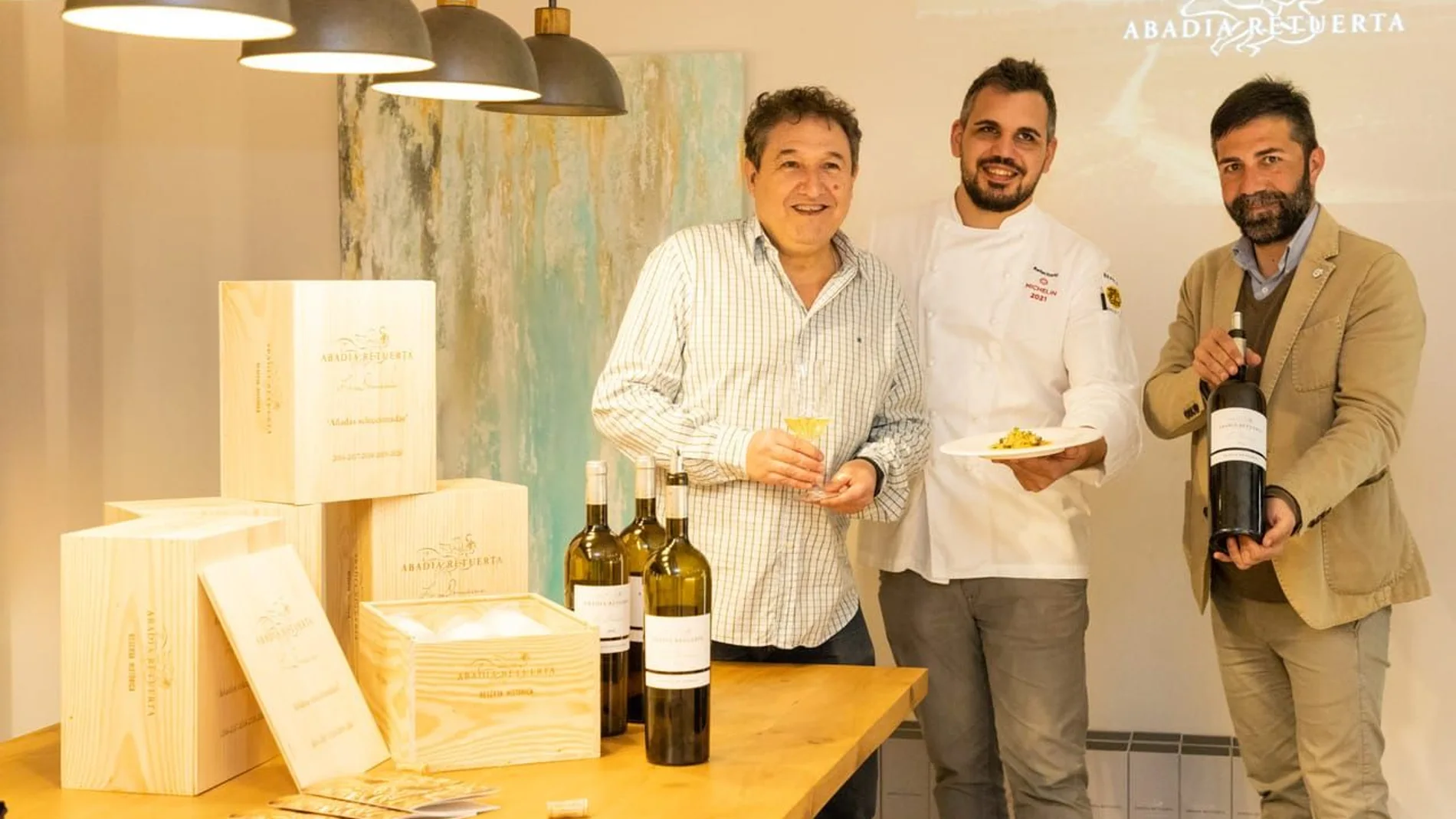 El enólogo de Abadía Retuerta, Ángel Anocíbar, y su chef, Marc Segarra, durante la presentación