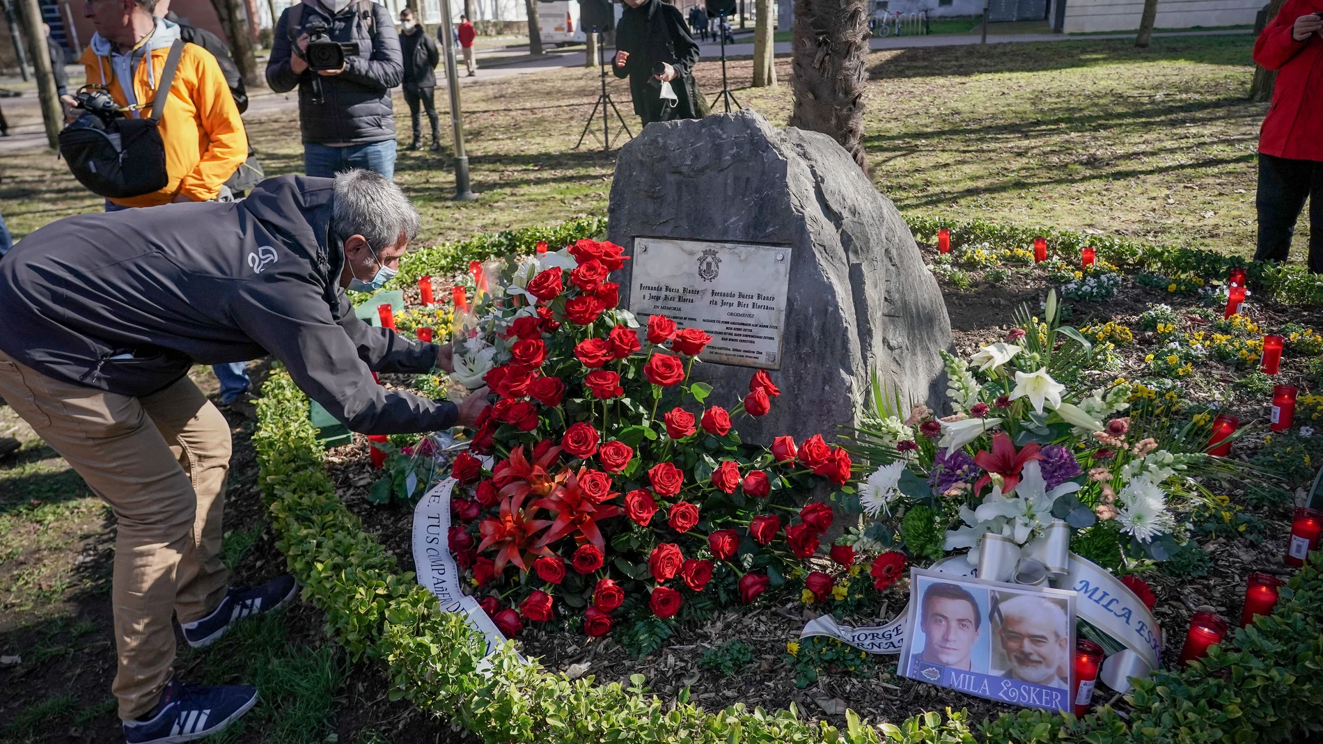 Ofrenda floral en la tumba del socialista Fernando Buesa, asesinado hace 22 años por ETA en Vitoria