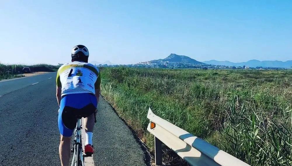 Teodoro García Egea practicando el ciclismo