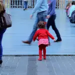 Una niña frente a la rampa de la iglesia del Salvador en la película "Parasceve"