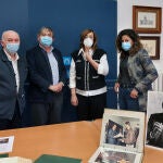 Ángeles Armisén recibe el amplio legado por parte de los familiares de Enrique Fuentes Quintana