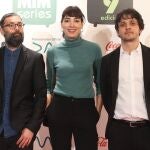 El equipo de la serie 'Antidisturbios' posa a su llegada a la alfombra roja de la gala de entrega de los Premios MiM