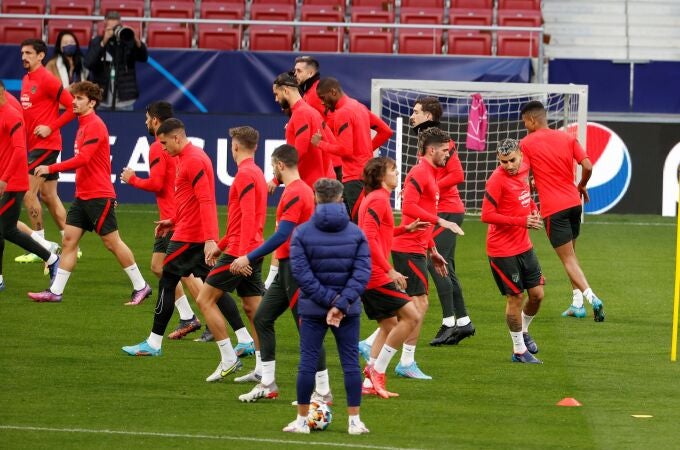 Simeone dirige a sus jugadores en el último entrenamiento del Atlético