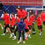 Simeone dirige a sus jugadores en el último entrenamiento del Atlético