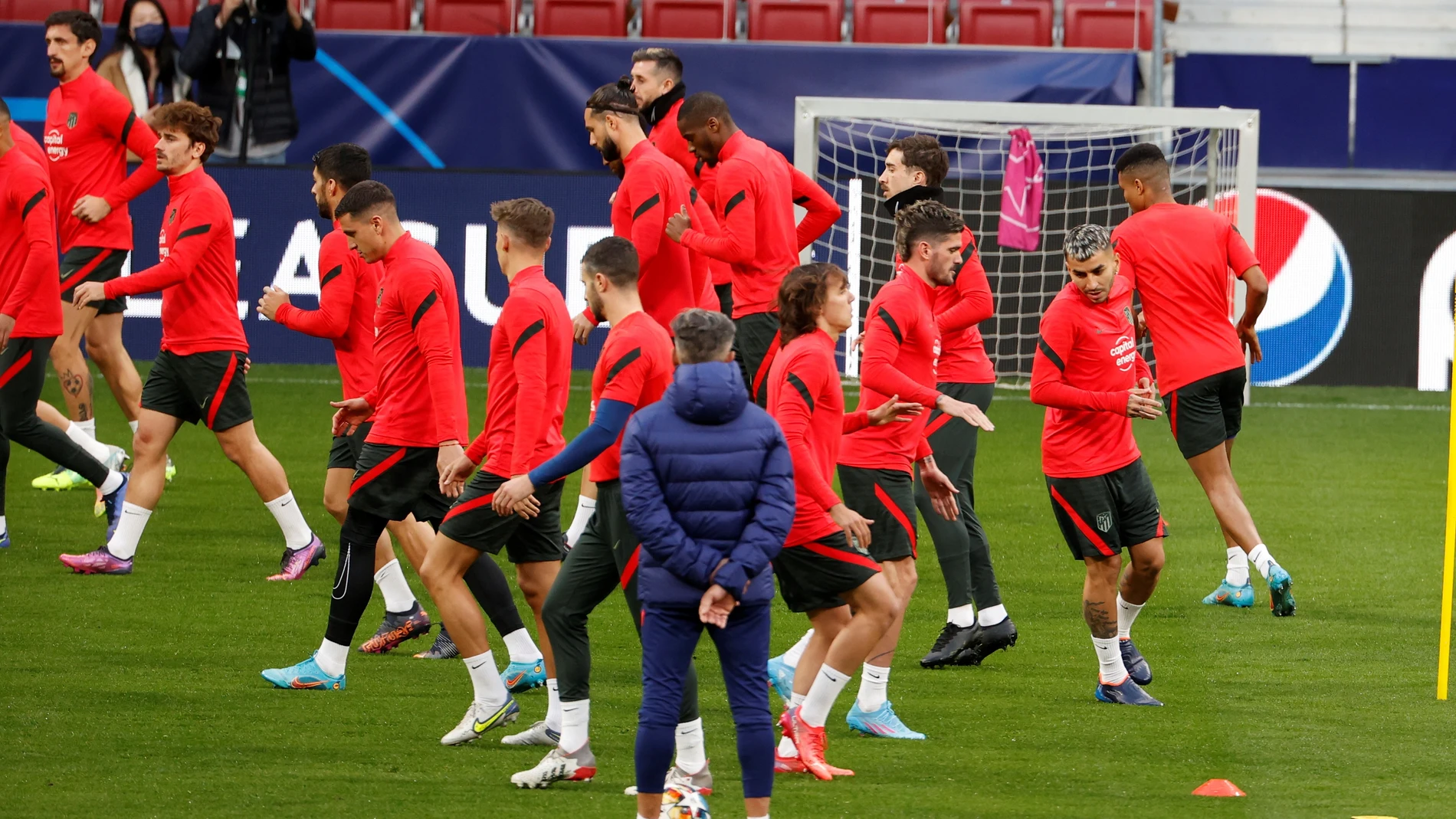 Simeone dirige a sus jugadores en el último entrenamiento del Atlético