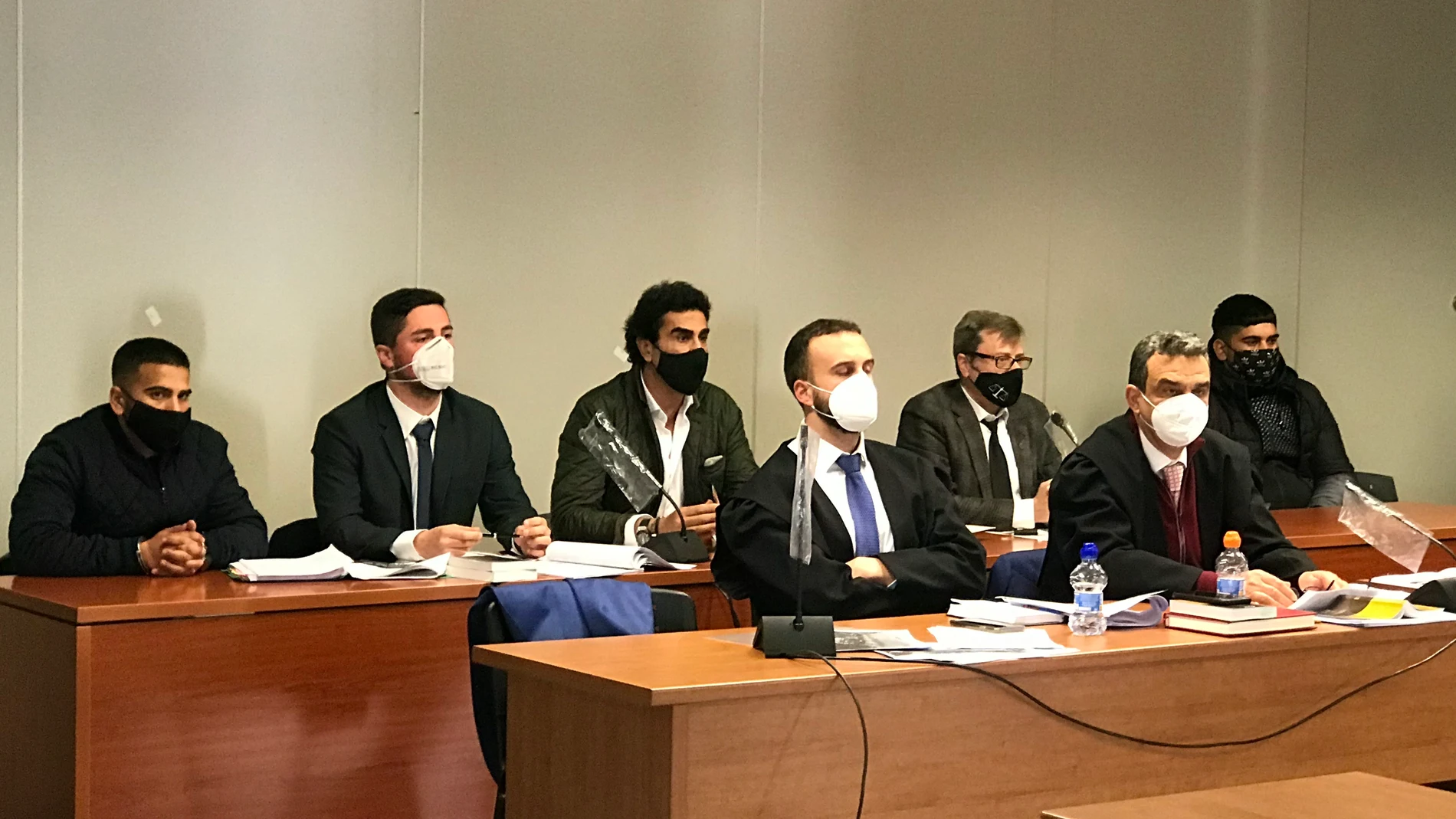 Los dos acusados por el crimen del extronista Dani Menjíbar en los extremos del segundo banco acompañados de sus abogados