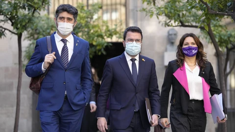 El presidente de la Generalitat, Pere Aragonès, junto a su vicepresidente, Jordi Puignerò, y la consellera de Presidencia, Laura Vilagrà, a su llegada a la reunión semanal del Govern